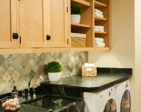 122-21 Wood : Maple; Finish : Caramel; Door Style : Barnstead; Face Frame : Square Inset