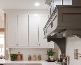 136-06 RANGE HOOD Wood : Maple; Paint Color ; Urbane Bronze; Door Style : Hanover; Face Frame : Square Inset; PERIMETER Wood : Maple; Paint Color : City Loft; Door...