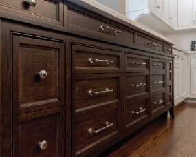 136-07 PERIMETER Wood : Maple; Paint Color : City Loft; Door Style : Hanover; Face Frame : Square Inset; PENINSULA Wood : Quartersawn White Oak; Finish ; Candy Bar...