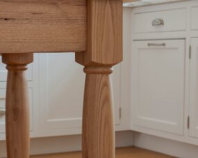138-07 ISLAND Wood : Reclaimed Chestnut; Stain Color : Natural; Door Style : Newport; Face Frame : Square Inset; PERIMETER Wood : Maple; Paint Color : Greek Villa;...